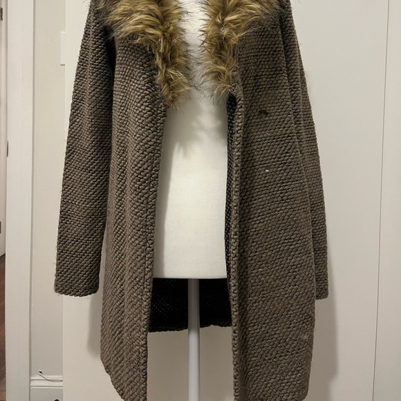 WRAP WITH SINGLE CLASP / FAUX FUR / NEW WITH TAGS NEVER USED / COZY KNIT - Picture 7 of 7